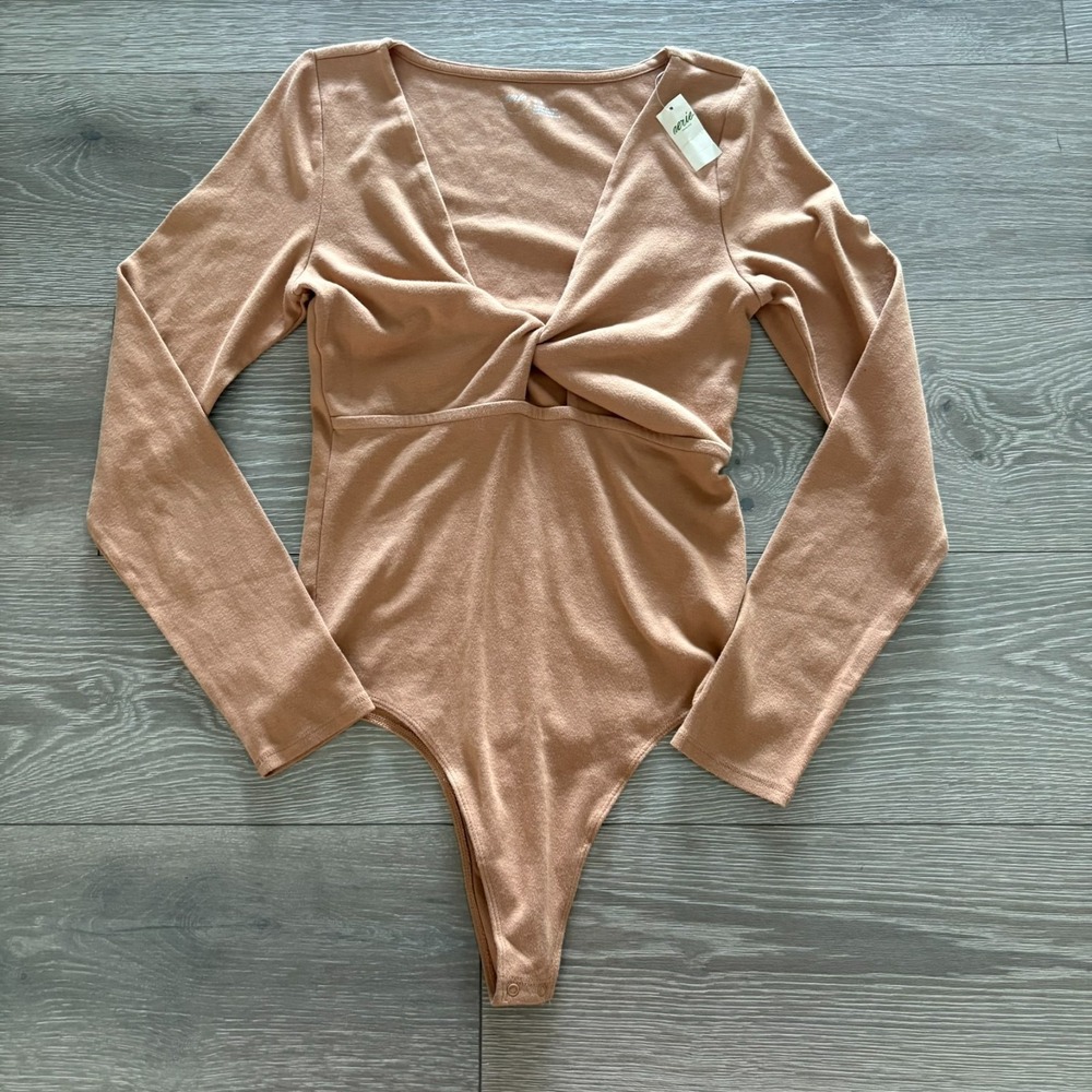 NWT Aerie Womens Beige Long Sleeve Twist Front V-Neck Stretch Bodysuit Size M